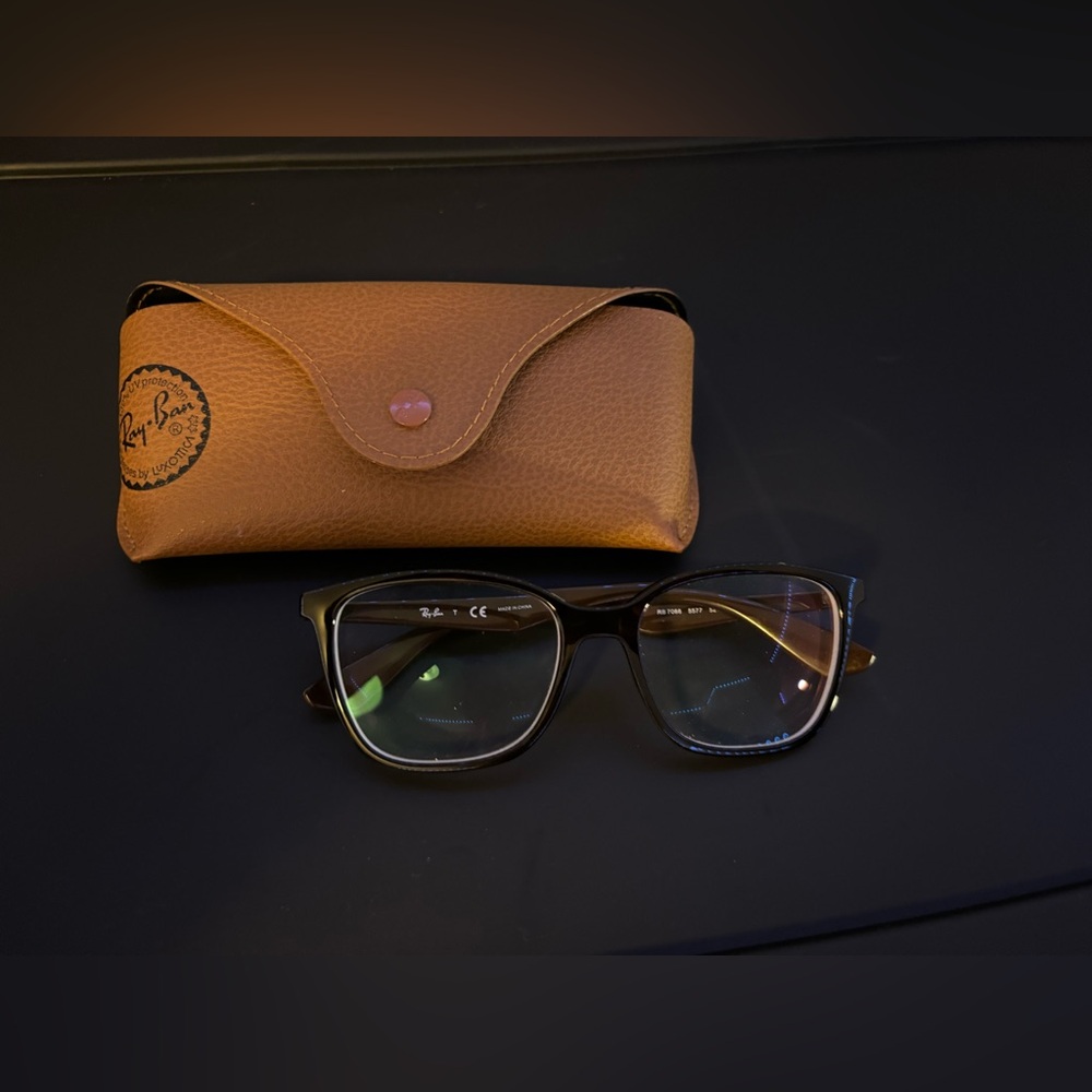 Brown Ray-ban glasses drama